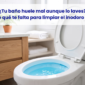 Inodoro reluciente con agua azul cielo tras usar productos para limpiar la tasa del baño y eliminar malos olores.
